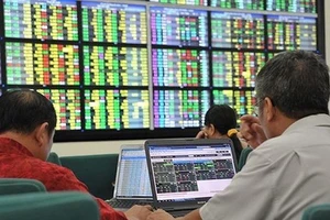 Thị trường chứng khoán đảo chiều ngoạn mục