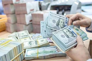 Giá đôla chợ đen lập kỷ lục mới