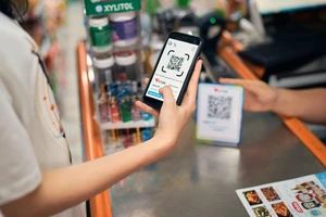 Săn hàng giá rẻ ở phiên chợ giao dịch không tiền mặt