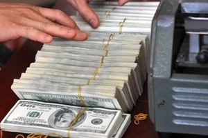 Nhu cầu nắm giữ USD vẫn 'nóng', đã bán 12 tỉ USD ngoại hối