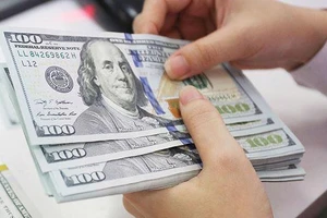 Giá USD tự do tăng mạnh, tiến gần mốc 25.000 VND/USD