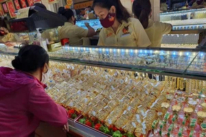 Giá vàng SJC rớt quá nhanh: Kẻ cười, người khóc