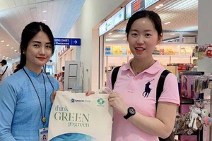 Công ty của ông 'vua hàng hiệu' lãi khủng