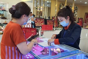 Chóng mặt với biến động kỳ lạ của giá vàng miếng SJC