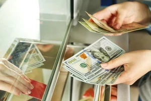Giá USD tự do quay đầu tăng mạnh
