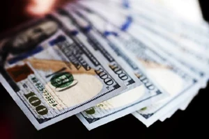 Giá mua USD 'chợ đen' tăng gần 200 đồng