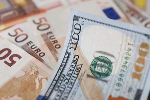 Đồng EUR lao dốc, USD 'lên hương'
