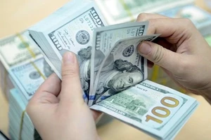 'Chợ đen' tăng mạnh giá mua USD để gom 'hàng'