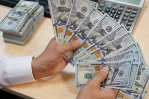 Giá USD 'chợ đen' tăng lên mốc mới