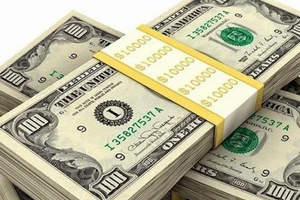 Giá đôla tại ngân hàng và chợ đen đều tăng, vượt 24.000 VND/USD