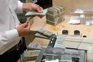 Vì sao thừa tiền nhưng ngân hàng vẫn tăng lãi suất tiền gửi tiết kiệm?