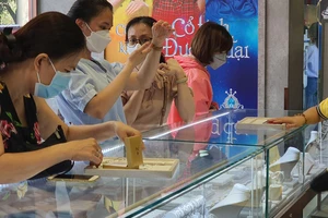 Giá vàng 9999 'rơi' về gần với vàng thế giới