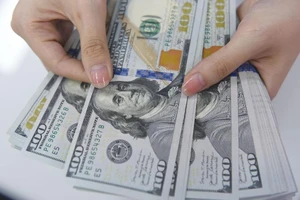 Giá USD chợ đen lao dốc không phanh