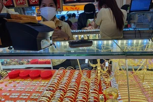 Giá vàng thế giới rẻ hơn SJC gần 12 triệu đồng/lượng