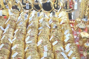 Giá vàng 9999 giảm khó đoán