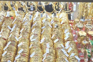 Vàng 9999 'quay xe' đắt hơn giá vàng thế giới