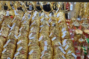 Vàng 9999 rơi về ngang giá thế giới, có người lỗ 300 triệu