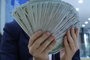 Giá đôla chợ đen đã 'bay' 1.700 đồng, về gần bằng với ngân hàng