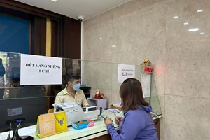 Vàng miếng SJC lên 73,5 triệu, có nên mua lúc này? 