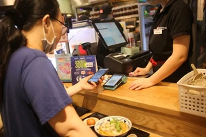 Thanh toán QR code thịnh hành khắp quán vỉa hè