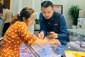 Giá vàng 9999 tăng khủng so với vàng miếng SJC