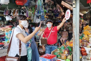 Quét mã QR lên ngôi tại nhiều chợ truyền thống