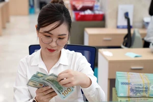 Giá USD chợ đen tăng phi mã, cao hơn ngân hàng 1.000 đồng