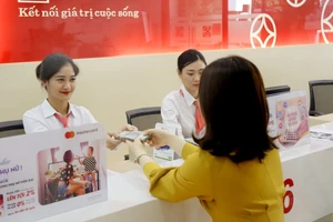 Lãi suất tiền gửi 'rơi' quá nhanh, ngân hàng gặp khó