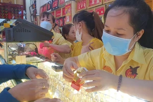 Giá vàng miếng SJC diễn biến lạ lùng 