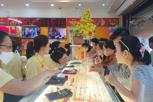 Vàng thế giới giảm sâu, chênh lệch giá với trong nước nới rộng 