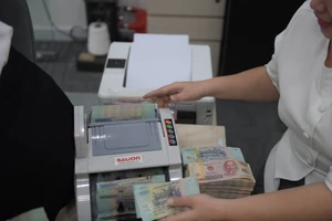 Có ngân hàng 'đi đêm' lãi suất tiết kiệm, cao gấp đôi so với niêm yết