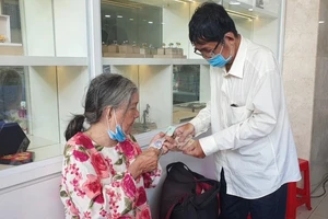 Cấm mua bán vàng bằng tiền mặt: Được không?