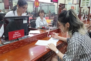 Ngày đầu bán vàng miếng SJC, giá rớt 10 triệu đồng/lượng, sức mua khá