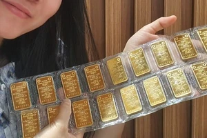 Bất chấp nắng mưa để 'săn' vàng miếng SJC giá thấp, bán lại kiếm lời