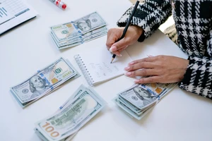 Giá đôla Mỹ 'chợ đen' tăng nóng, áp sát mốc 27.000 đồng