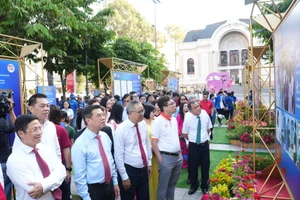 Triễn lãm ảnh tái hiện hành trình phát triển ngành ngân hàng TP.HCM 