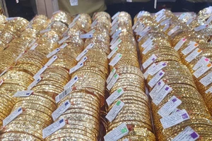 Thị trường vàng có chênh lệch giá cao, rủi ro đổ lên vai người dân