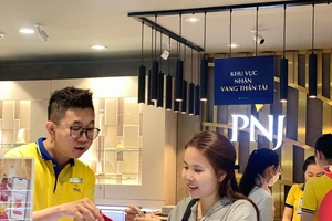 Giá vàng nội địa ‘bỏ xa’ giá thế giới