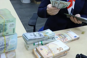Giá đôla Mỹ 'chợ đen' lại tăng nóng, lên mức cao chưa từng có