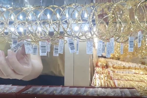 Giá vàng quốc tế lao dốc, chênh lệch nội - ngoại vẫn cao bất thường
