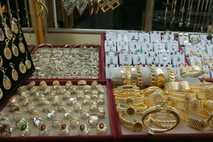 Giá vàng, bạc trồi sụt, dòng tiền trú ẩn chạy về đâu?