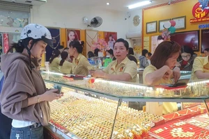 Vàng SJC neo cao, nhiều người chen chân mua