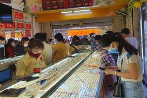 Giá vàng thế giới đang ở trạng thái giằng co