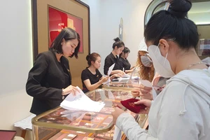 Giá vàng trong nước đắt hơn thế giới đến 26 triệu đồng mỗi lượng