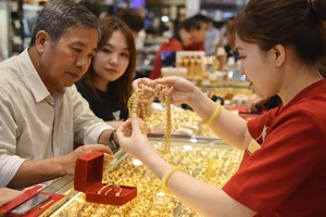 Giá vàng ‘nội’ tăng vọt 13,5 triệu đồng mỗi lượng, đón sóng dự báo 6.000 USD/ounce