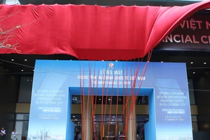 Ngân hàng Việt đầu tiên 'mở cửa' Trung tâm Tài chính quốc tế bằng cái bắt tay với loạt ông lớn