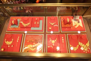 Vàng trong nước đắt hơn thế giới gần 22 triệu đồng: Cơ hội hay rủi ro?