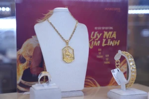 Người dân vẫn đang phải mua vàng với giá cao bất thường