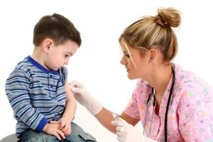 Tiêm ngừa trễ hẹn cho trẻ, có sao không? 