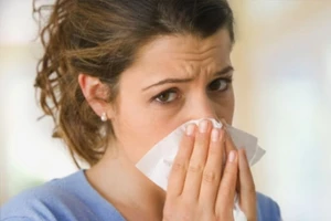 Sáng dậy hắt hơi liên tục là bệnh gì?